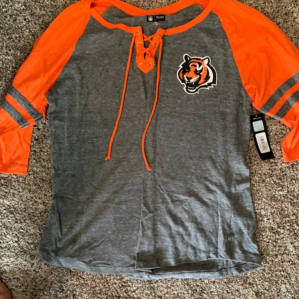 NWT Cincinnati Bengals 3/4 length sleeve team apparel Laceup T-shirt. Size 3X